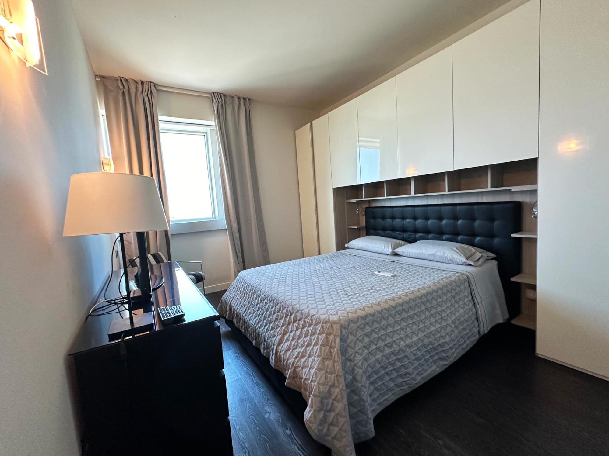 Elegante Bilocale Torre Pontina Lejlighed Latina Eksteriør billede